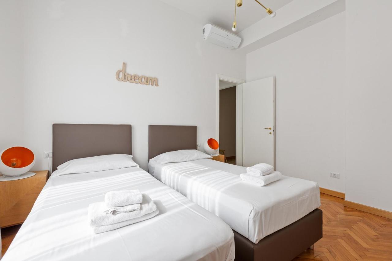 Roomy Apartment Duomo & San Babila Milan Luaran gambar