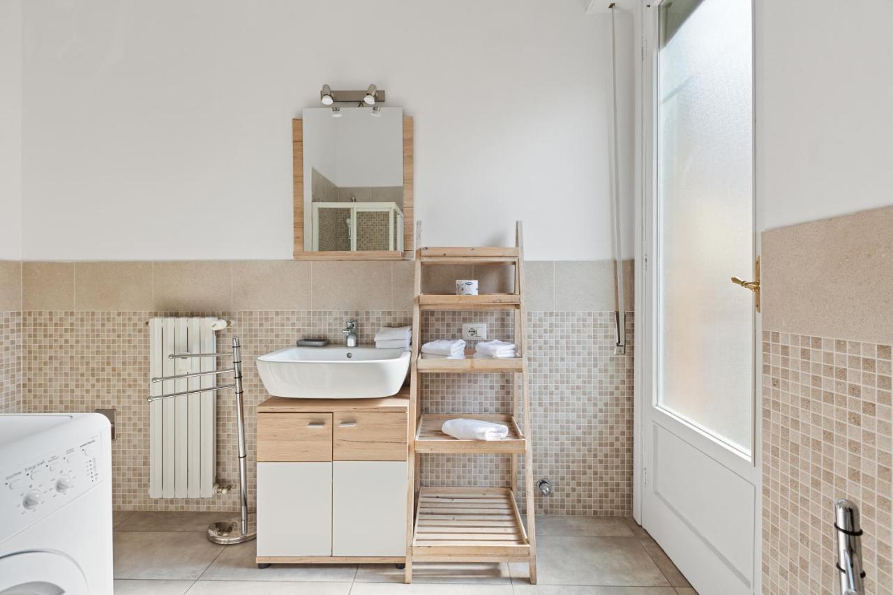 Roomy Apartment Duomo & San Babila Milan Luaran gambar